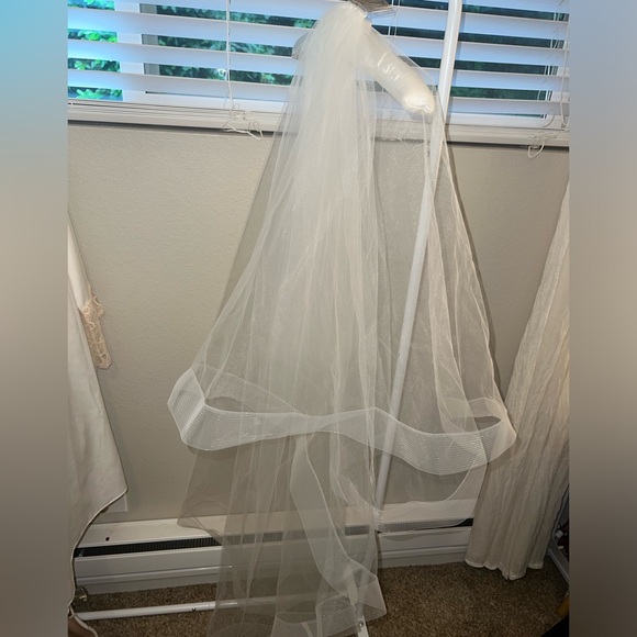 Brand new, never worn, fingertip veil with detailed hem and blusher - Picture 4 of 8